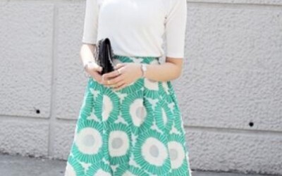 女生定制白色T恤衫和半体裙怎么搭配更显气质?