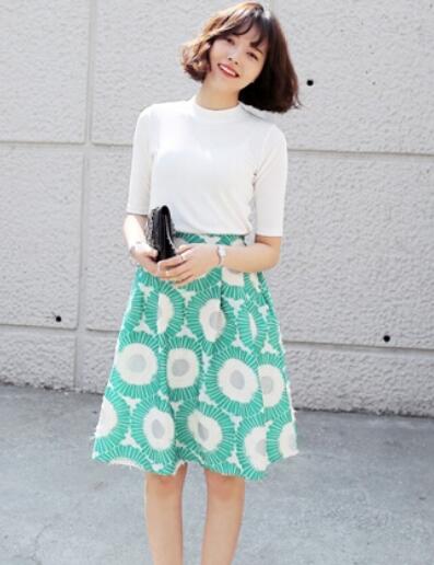 女生定制白色T恤衫和半体裙怎么搭配更显气质?